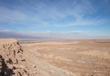 Tại sa mạc khô cằn nhất thế giới ẩn chứa một bàn tay khổng lồ như đang "kêu cứu"