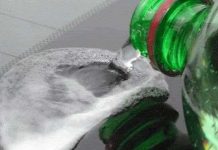 Tẩy sạch vết bẩn bằng... nước ngọt có ga