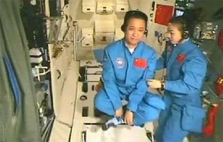 Nữ phi hành gia Trung Quốc giảng bài trong vũ trụ