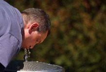 Thiết bị biến không khí thành nước sạch bằng năng lượng mặt trời