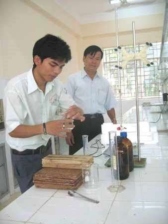 Chế tạo keo dán gỗ kỵ nước từ xốp phế thải