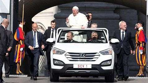 Khám phá những chiếc xe đặc biệt của Giáo hoàng