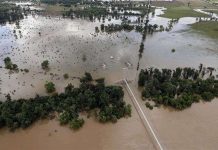 Đập chống lụt giúp người đàn ông bình an vô sự khi cả thị trấn chìm trong biển nước