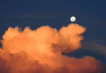 Giải mã hiện tượng mặt trăng "thơ thẩn trên trời" vào ban ngày