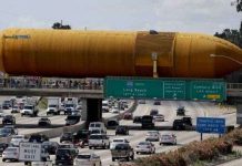 Cách vận chuyển bình chứa nhiên liệu tên lửa nặng 30 tấn qua khu dân cư