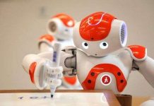 Robot luyện viết chữ cùng trẻ em