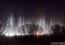 Cột trụ ánh sáng giống người ngoài hành tinh đổ bộ ở Canada