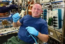 NASA email một cái cờ lê lên trạm không gian ISS NASA email một cái cờ lê lên trạm không gian ISS