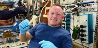 NASA email một cái cờ lê lên trạm không gian ISS