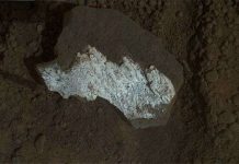 NASA sửng sốt vì đá trắng trên hành tinh đỏ