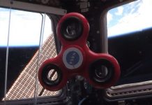 Đồ chơi gây sốt Fidget Spinner quay như thế nào trong không gian?