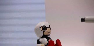 Robot em bé khuyến khích phụ nữ sinh con