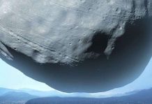 Mặt Trăng lớn nhất của Sao Hỏa “đè bẹp" một thành phố