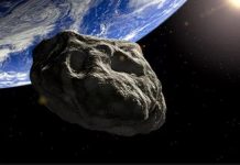 Một tiểu hành tinh đang đâm bổ vào Trái đất Một tiểu hành tinh đang đâm bổ vào Trái đất