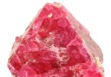 Vén màn bí ẩn “hồng thạch” tuyệt đẹp trên Mặt trăng