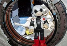 Robot nói đầu tiên trên không gian