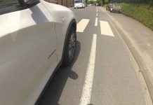 Ảo giác xe hơi chạy trên đường dù bánh xe không hề quay