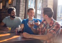 Đàn ông hay đùa cợt về giới tính thực chất đang bất an về độ nam tính của mình