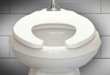 Tại sao bệ ngồi bồn cầu trong các toilet công cộng lại có hình chữ U?