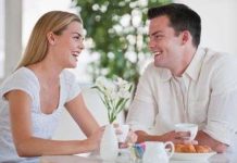 Nên ngỏ lời khi phụ nữ nghe nhạc tình