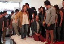 Giường cactông "chịu đựng" 22 người