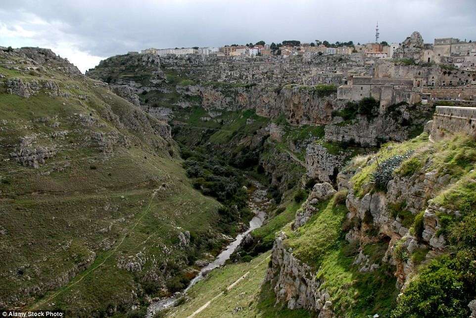 Kỳ lạ cư dân sống trong hang đá 9.000 năm tuổi, không điện nước!