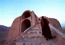 Những cách đối xử kỳ lạ với người chết