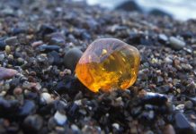 "Đá quý" nhặt bên sông cháy dữ dội trong túi phụ nữ Đức