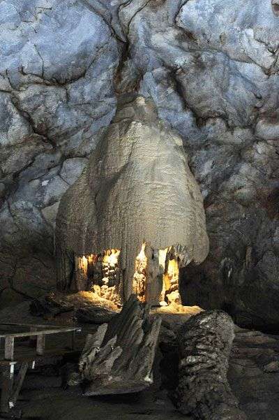 Vẻ đẹp kỳ ảo ở hang động khô dài nhất châu Á