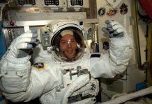 Chuyến đi bộ ngoài không gian thứ 196 của phi hành gia NASA