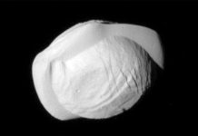 Hình ảnh rõ nhất về vệ tinh giống UFO của Sao Thổ