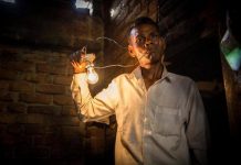 Dị nhân Ấn Độ ăn 1.100 volt điện thay cơm