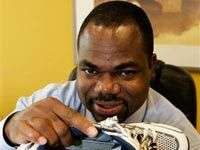 Giày giúp định vị chủ nhân qua vệ tinh