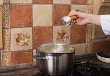 Muối có thực sự làm cho nước sôi nhanh hơn bình thường hay không?