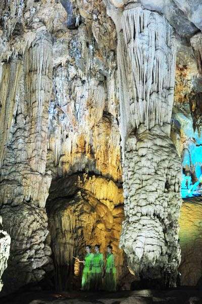 Vẻ đẹp kỳ ảo ở hang động khô dài nhất châu Á