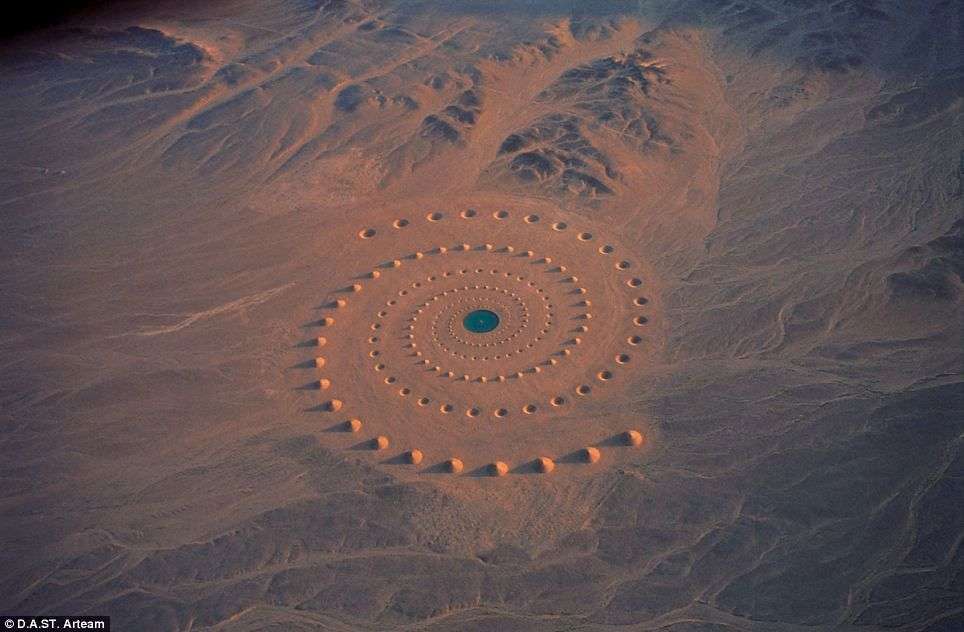 Giải mã dấu hiệu bí ẩn trên sa mạc Ai Cập