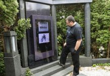 Ngôi mộ phát ra âm thanh, hình ảnh khi có người đến gần