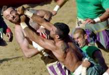 Lịch sử môn thể thao "bóng đấm đá" dã man nhất trên thế giới