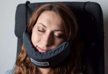 Gối du lịch hình thù kỳ lạ giúp du khách ngủ ngon