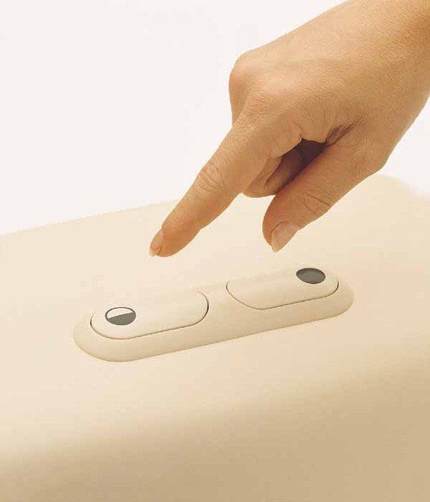 Có đến 2 nút bấm trên bồn cầu, bạn có biết công dụng từng nút không?