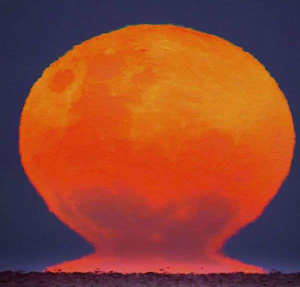 Khoảnh khắc hiếm: Mặt Trăng dễ ngộ nhận như Mặt Trời