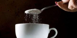 Vì sao nhiều người thích cho đường vào cà phê?