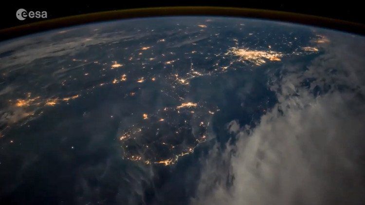 Cảnh đêm ở thành phố Hồ Chí Minh nhìn từ vũ trụ