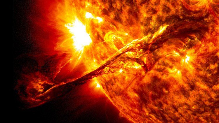 Bề mặt Mặt trời với lõi Trái đất, cái nào nóng hơn?