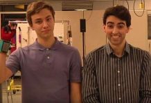 Găng tay biến ngôn ngữ cử chỉ thành lời nói