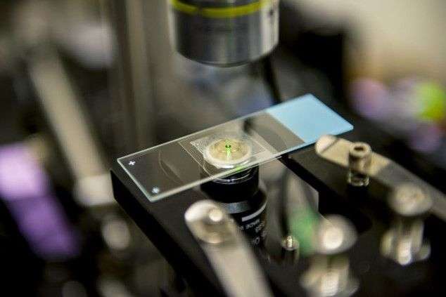 Tia laser có thể làm nước đóng băng