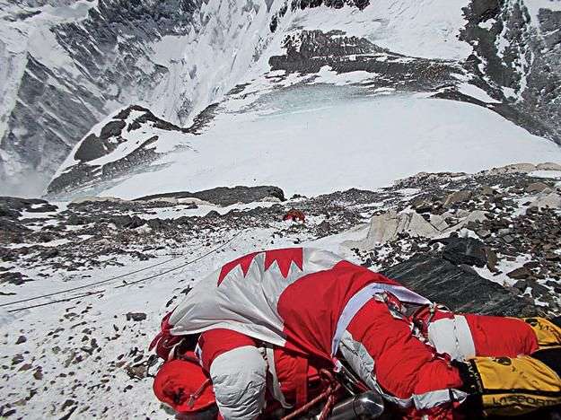 Sức khỏe con người trở thành vô nghĩa trên đỉnh nóc nhà thế giới Everest