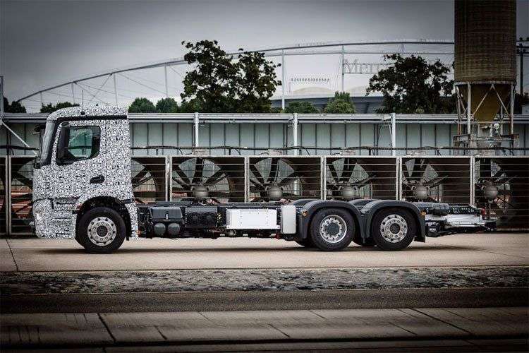 Daimler giới thiệu Mercedes-Benz Urban eTruck - Xe tải nặng chạy điện hoàn toàn