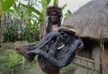 Bộ lạc ngủ cùng xác ướp hun khói khô đen của tổ tiên