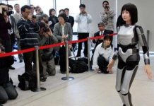 Robot người mẫu trên sàn catwalk